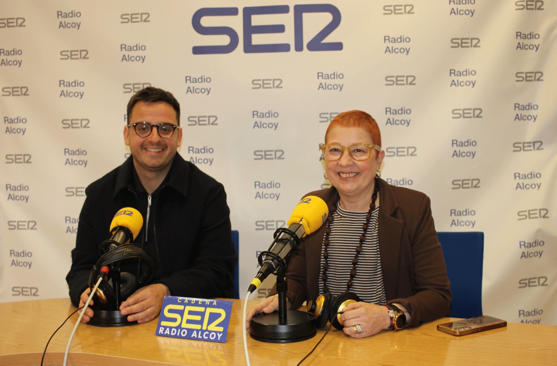 L'alcalde de Cocentaina, Rubén Muñoz, i la regidora de Tradicions, Marcela Richart, en l'estudi central de Radio Alcoy