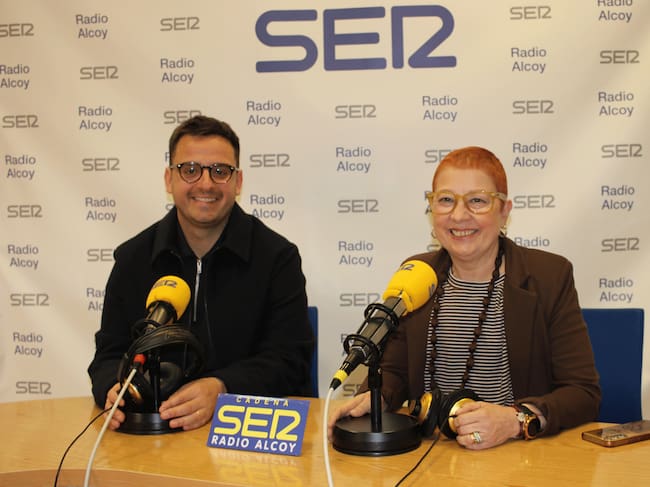 L'alcalde de Cocentaina, Rubén Muñoz, i la regidora de Tradicions, Marcela Richart, en l'estudi central de Radio Alcoy