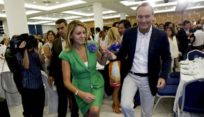 María Dolores de Cospedal, secretaria general del Partido Popular y presidenta de Castilla-La Mancha, y Alberto Fabra, presidente del PPCV y de la Generalitat Valenciana, en la cena de inicio del curso político del PPCV, esta noche en Gandía.