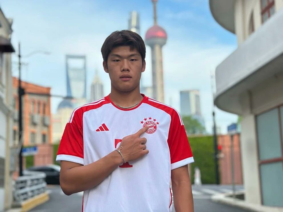 Guo Jiaxuan durante sus pruebas en el Bayern