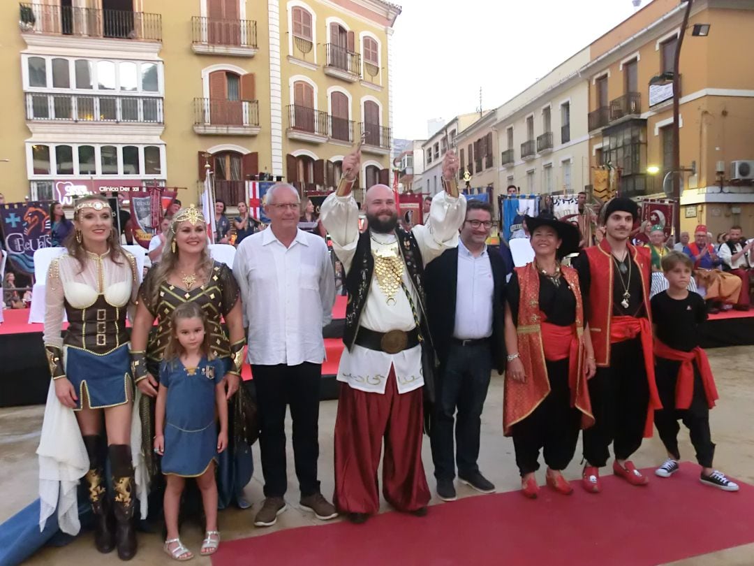 El presidente de la Femmicc, Rafa Cheli recibe las llaves de la ciudad de manos del alcalde, Vicent Grimalt.