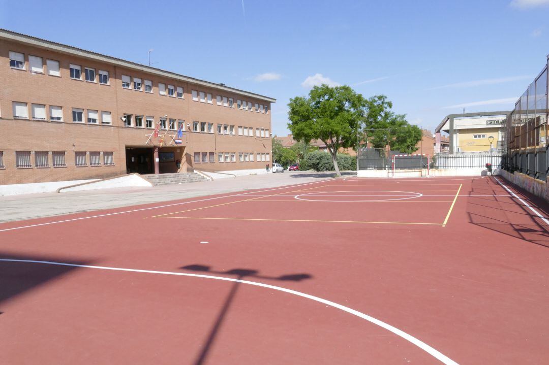 Pistas deportivas y fachada de un colegio público de Móstoles