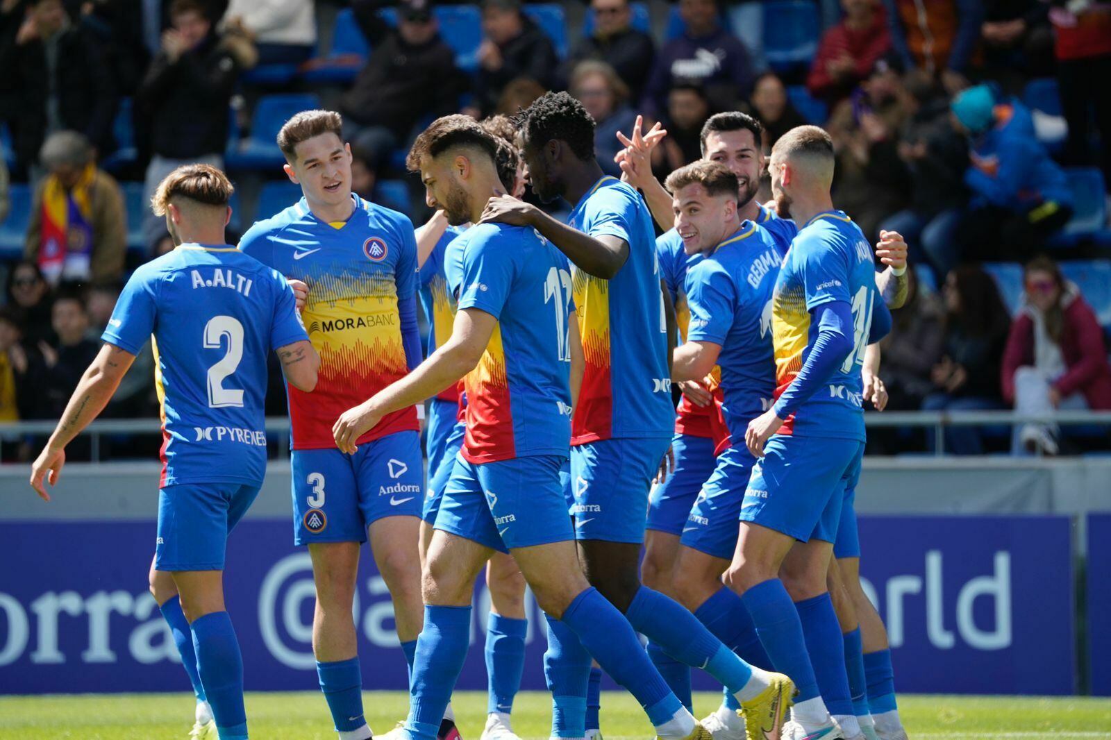 Els jugadors de l'FC Andorra celebren amb Bakis el gol contra l'Osca al partit d'aquest diumenge a l'Estadi Nacional.