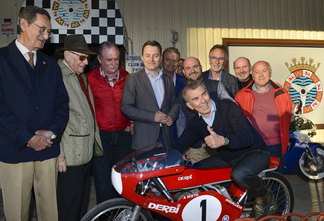 Jaime Alguersuari recibe un emotivo homenaje del Automóvil Club Jerez
