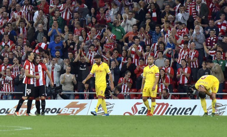 GRA410. BILBAO, 26/10/2015.- Los jugadores del Athletic, Aritz Aduriz (i) y Beñat (2i), celebran el tercer gol del equipo bilbaino, durante el encuentro correspondiente a la novena jornada de primera división, que disputan esta noche frente al Sporting en el estadio de San Mamés, en Bilbao. EFE/MIGUEL TOÑA.