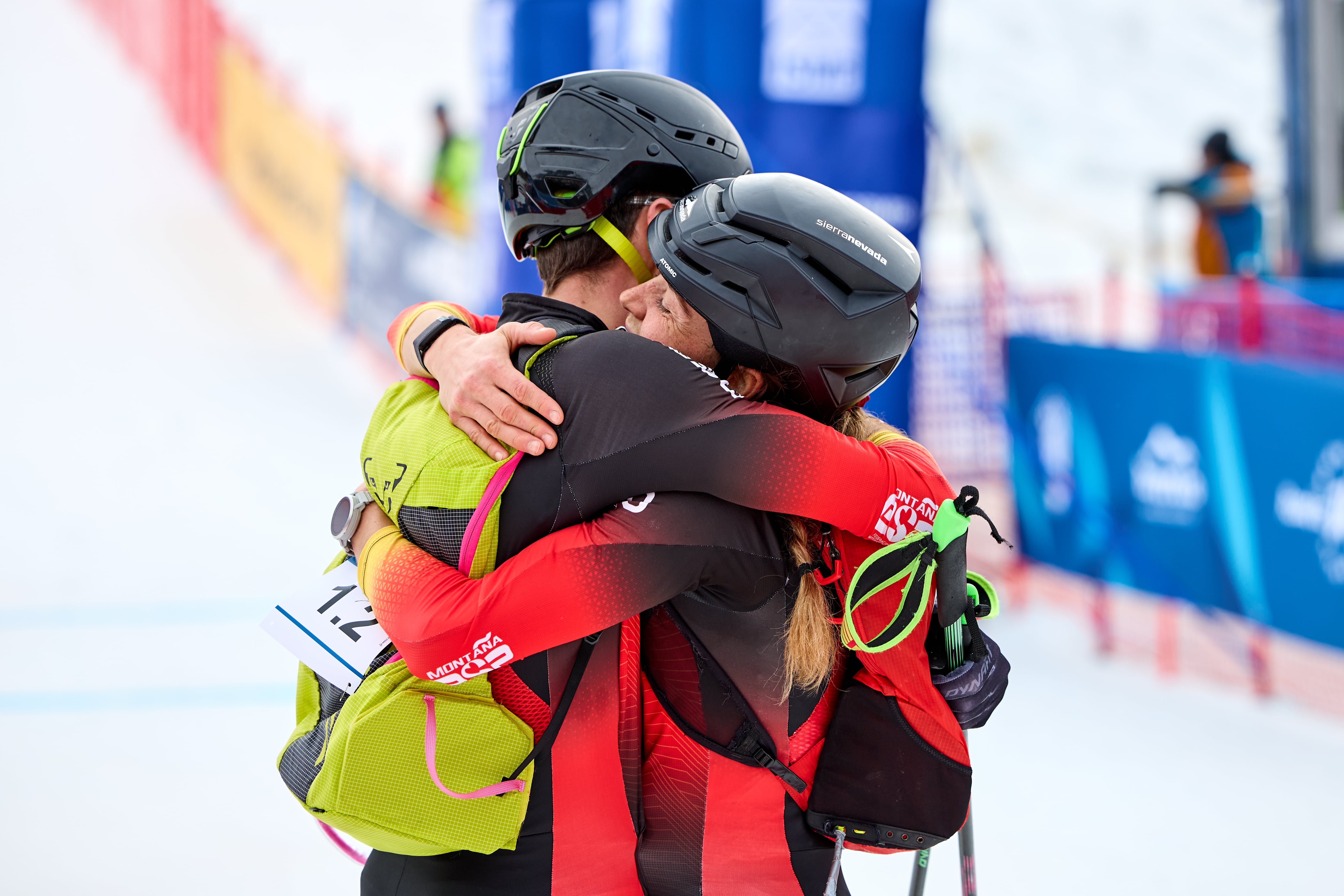 Abrazo entre Oriol Cardona y Ana Alonso tras coronar su bronce olímpico en relevos