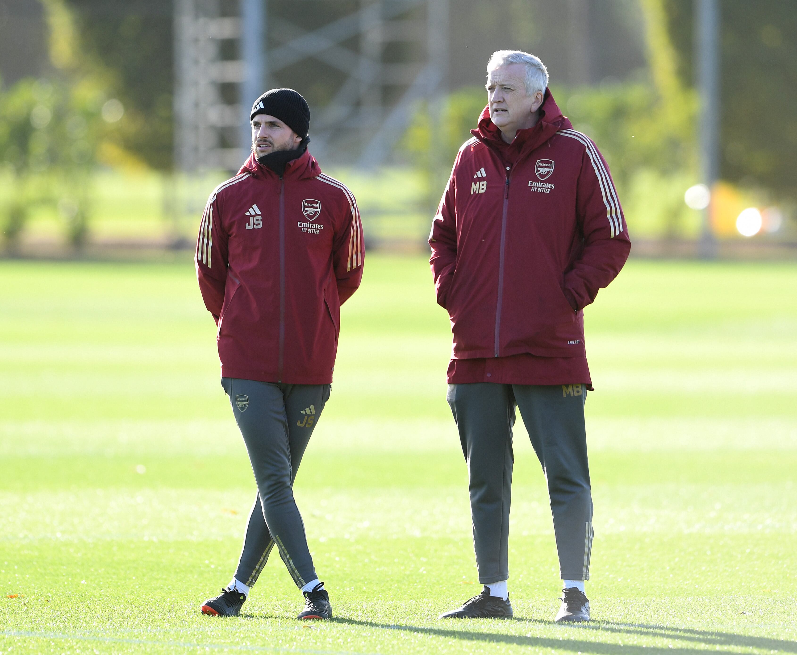 Mark Bonnick acompaña a Mikel Arteta en un entrenamiento del Arsenal