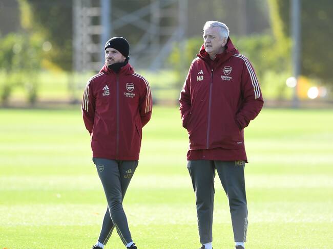 Mark Bonnick acompaña a Mikel Arteta en un entrenamiento del Arsenal
