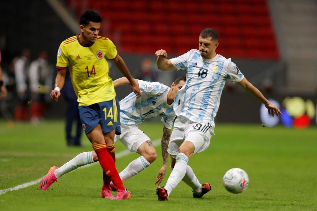 Guido Rodríguez disputa un balón con el jugador de la selección de Colombia, Luis Díaz, durante el partido de la semifinal de la Copa América en el estadio Mané Garrincha de Brasilia (Brasil). EFE, FERNANDO BIZERRA