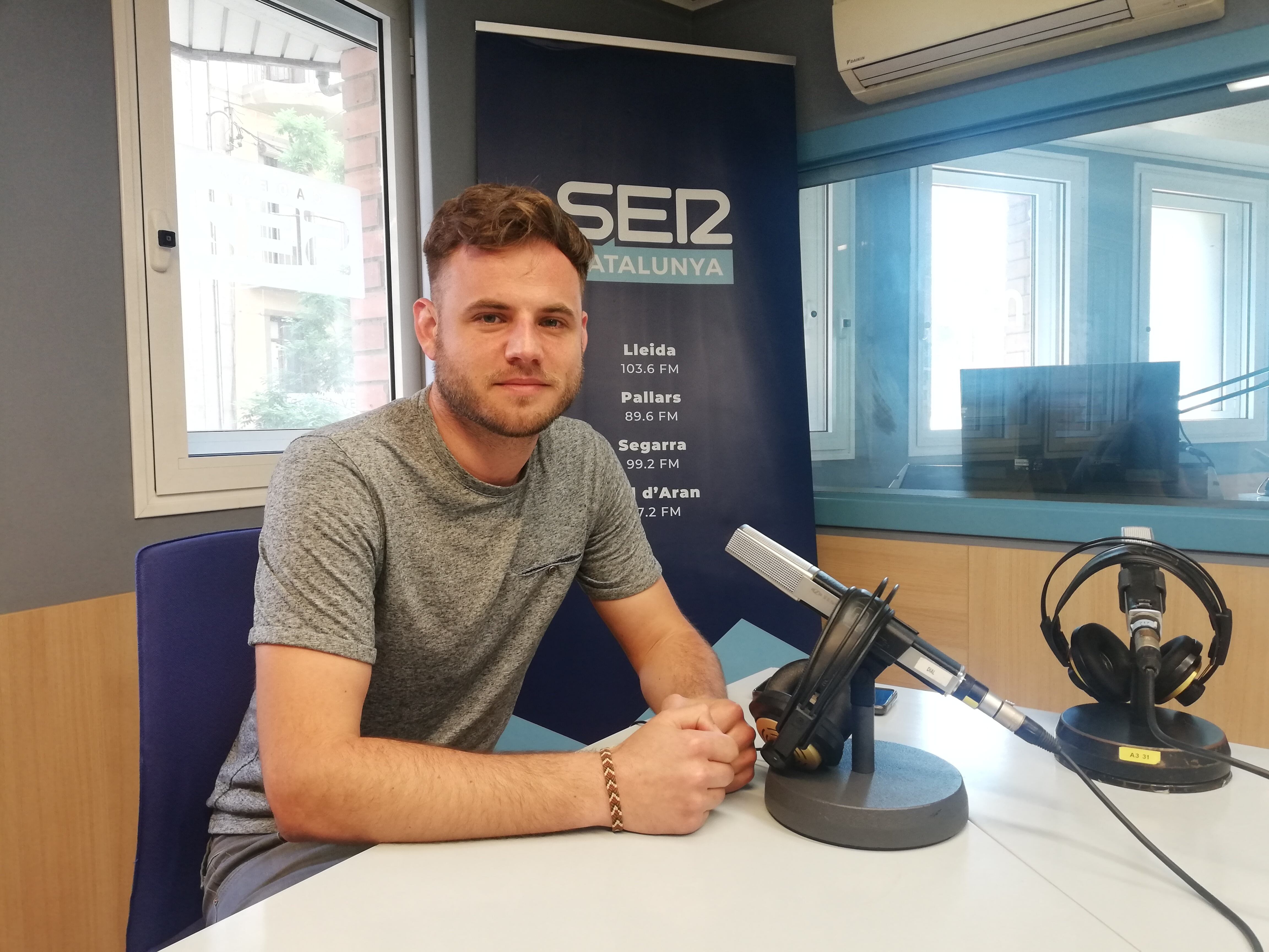 Un dels investigadors de la recerca sobre la qualitat del son dels pacients hospitalaris, Filip  Bellon, durant l'entrevista a Ràdio Lleida.