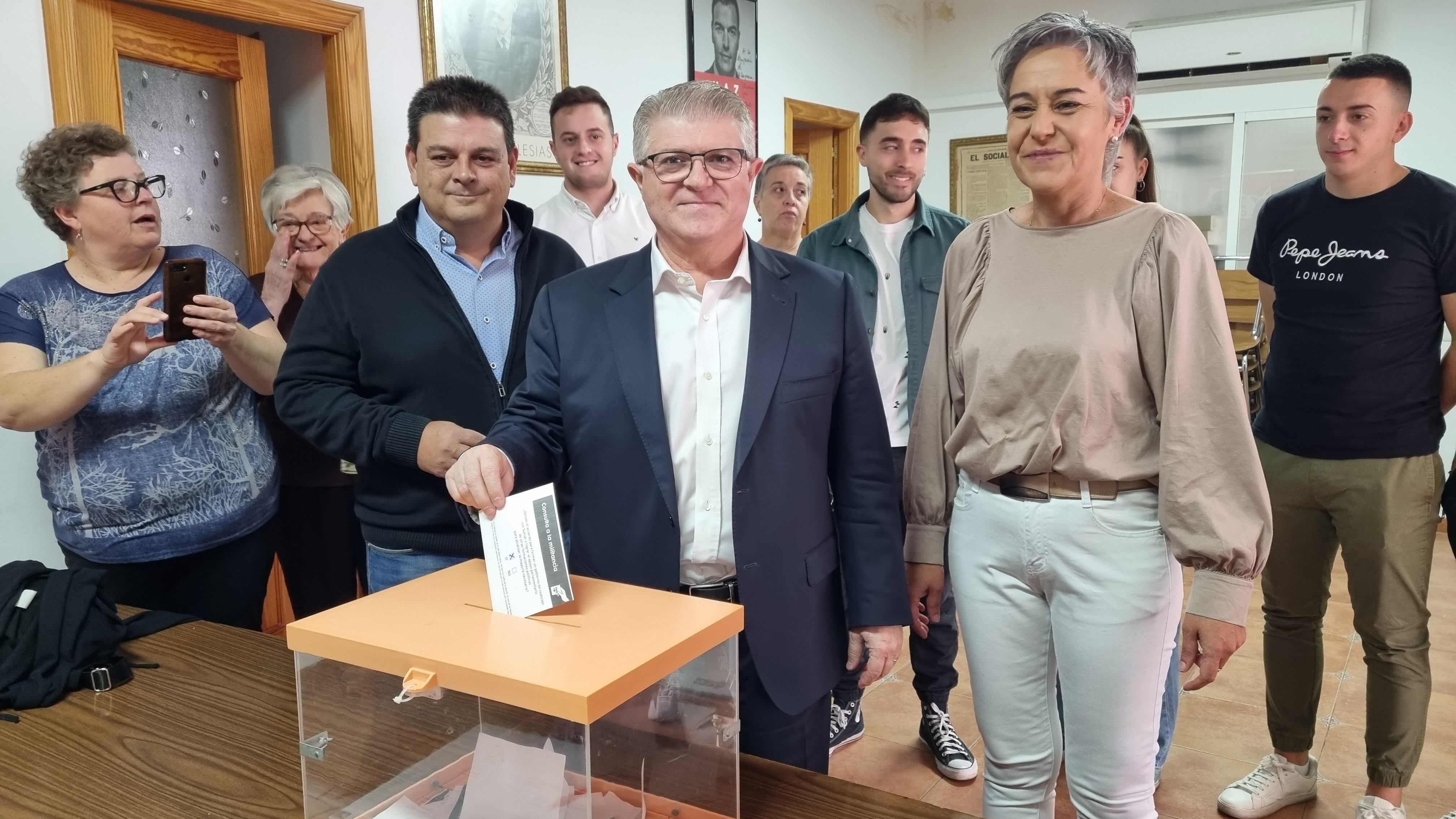 Vélez participando en la consulta a la militancia organizada por el PSOE a nivel nacional