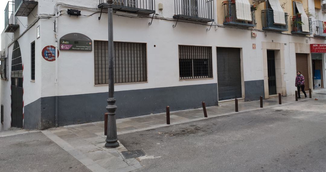 Bajos en los que se ubicará la nueva micro-comisaría de la plaza Rosales.