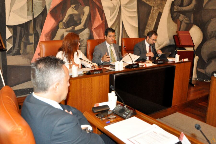 Jose Manuel Caballero, presidente de la Diputación, durante la sesión de este viernes