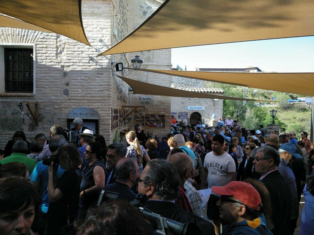 La ermita de la Virgen del Valle llena de gente