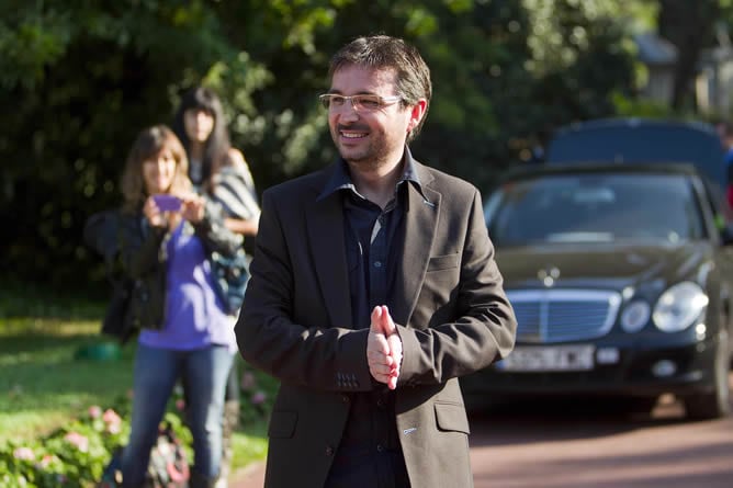 Jordi Évole, ganador del premio Ondas al mejor presentador, posaba ante los medios de comunicación este mediodía minutos antes de la tradicional foto de familia de los premios Ondas que serán entregados esta noche en una gala que se celebrará en el Liceo.