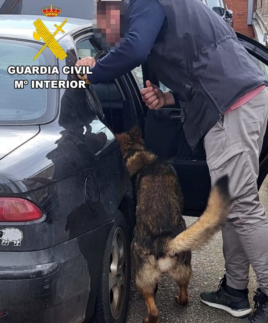 Una patrulla paró al vehículo para notificar al conductor una infracción al Reglamento General de Circulación