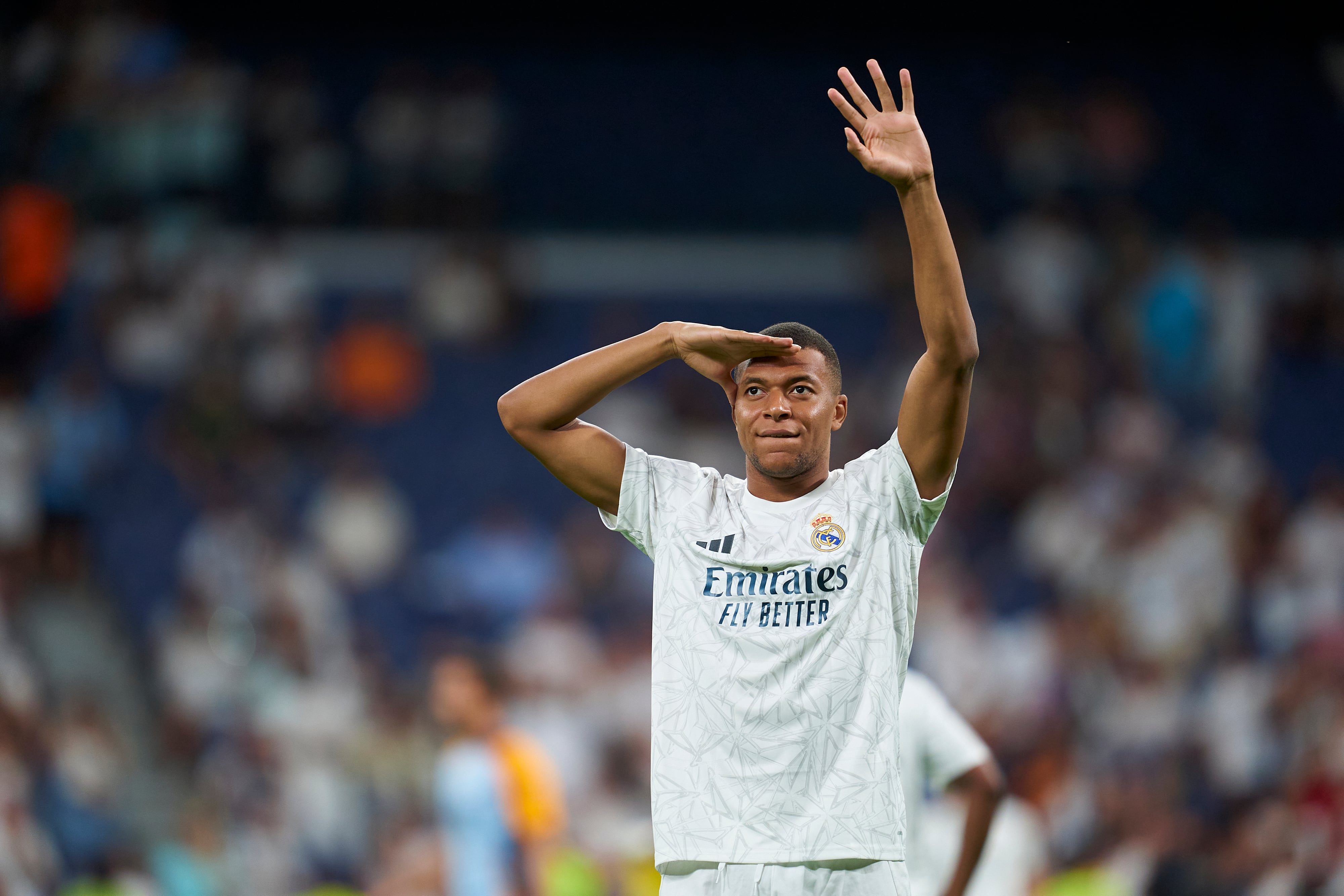 Kylian Mbappé saluda a la grada del Santiago Bernabéu