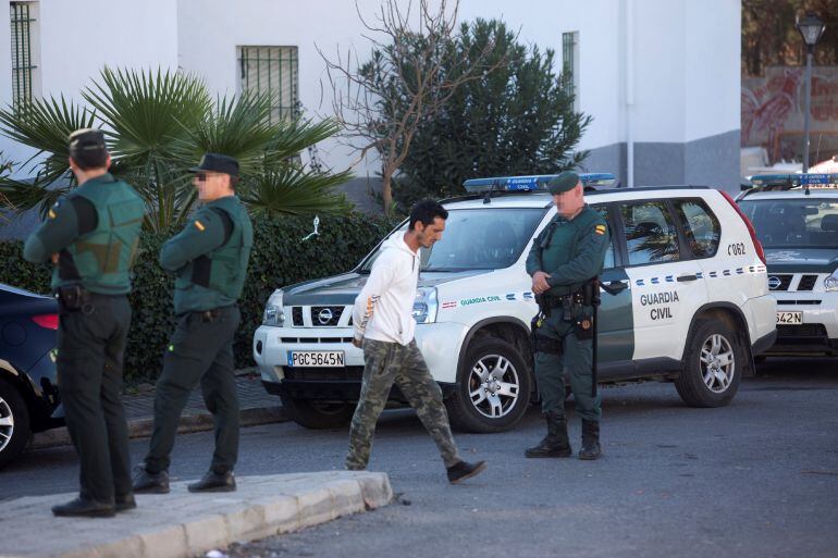 Agentes de la guardia civil vigilan la zona donde ayer se produjo una pelea multitudinaria que se saldó con dos fallecidos, y que según las primeras pesquisas, todo apunta a una reyerta entre dos familias que viven en la barriada de La Fuensanta. La Guard