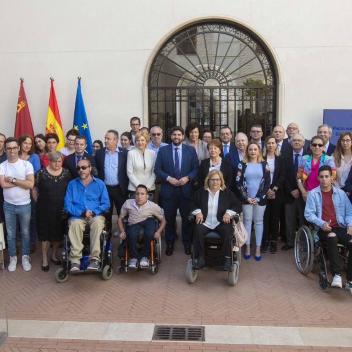 El Gobierno regional suscribe con sindicatos y agentes sociales un Pacto de mejora de los recursos de la dependencia