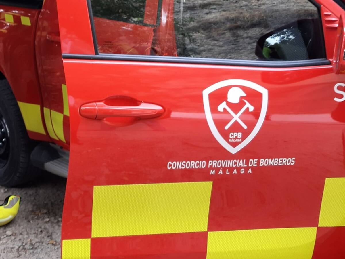 Arden 14 vehículos tras el incendio en un parking en Marbella