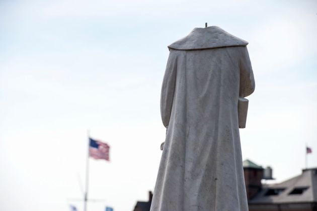 La estatua de Colón en Boston, decapitada.