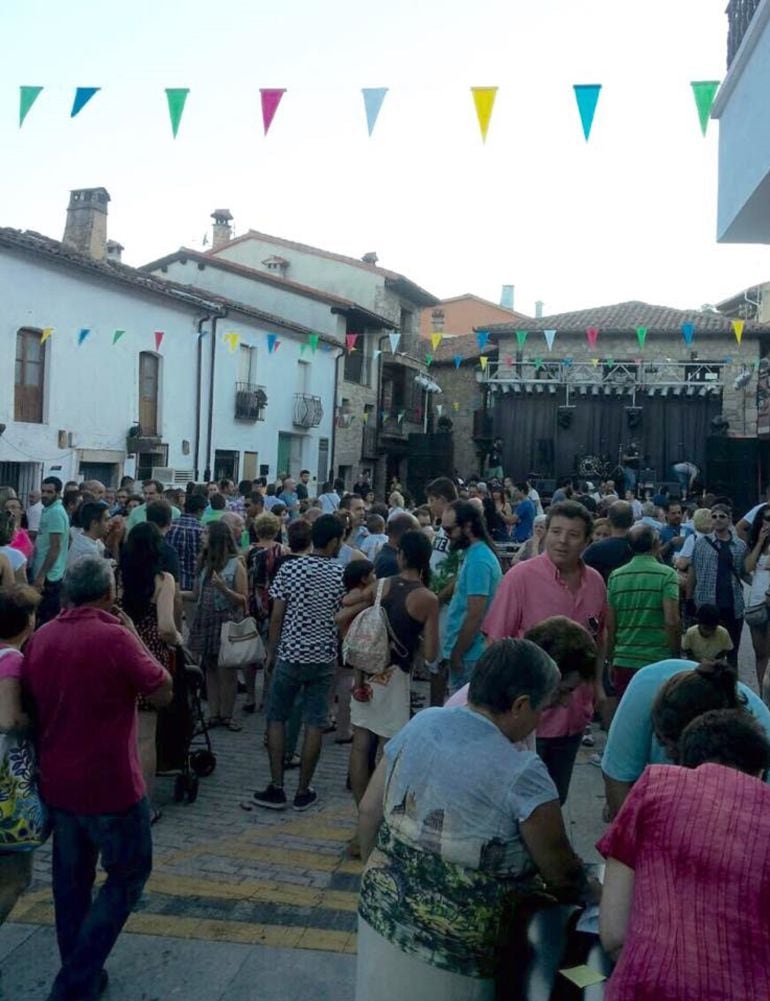 Fiesta &quot;Convivencia Cerecera&quot; en la plaza de El Torno.