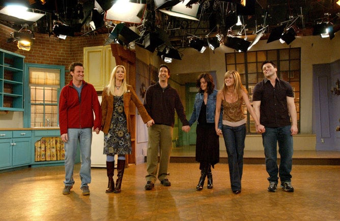 Los actores y actrices de &#039;Friends&#039; en el plató de la serie tras su último episodio