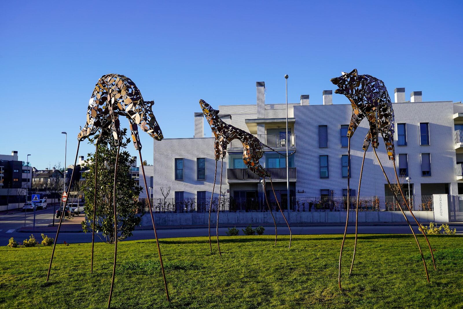 La escultura, basada en la naturaleza y en la unión entre perros y árboles, se encuentras en la glorieta ubicada en la confluencia de las calles Ganaderos y Jorge Juan