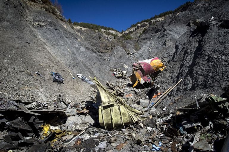 TOPSHOTS A handout photo taken on March 31, 2015 and released by the French Interior Ministry on April 1, 2015 shows a part of the crash site of the Germanwings Airbus A320 near Le Vernet, French Alps.  AFP PHOTO / HO / YVES MALENFER / DICOM / MINISTERE 