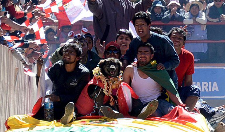 Marchistas bolivianos junto a Petardo.