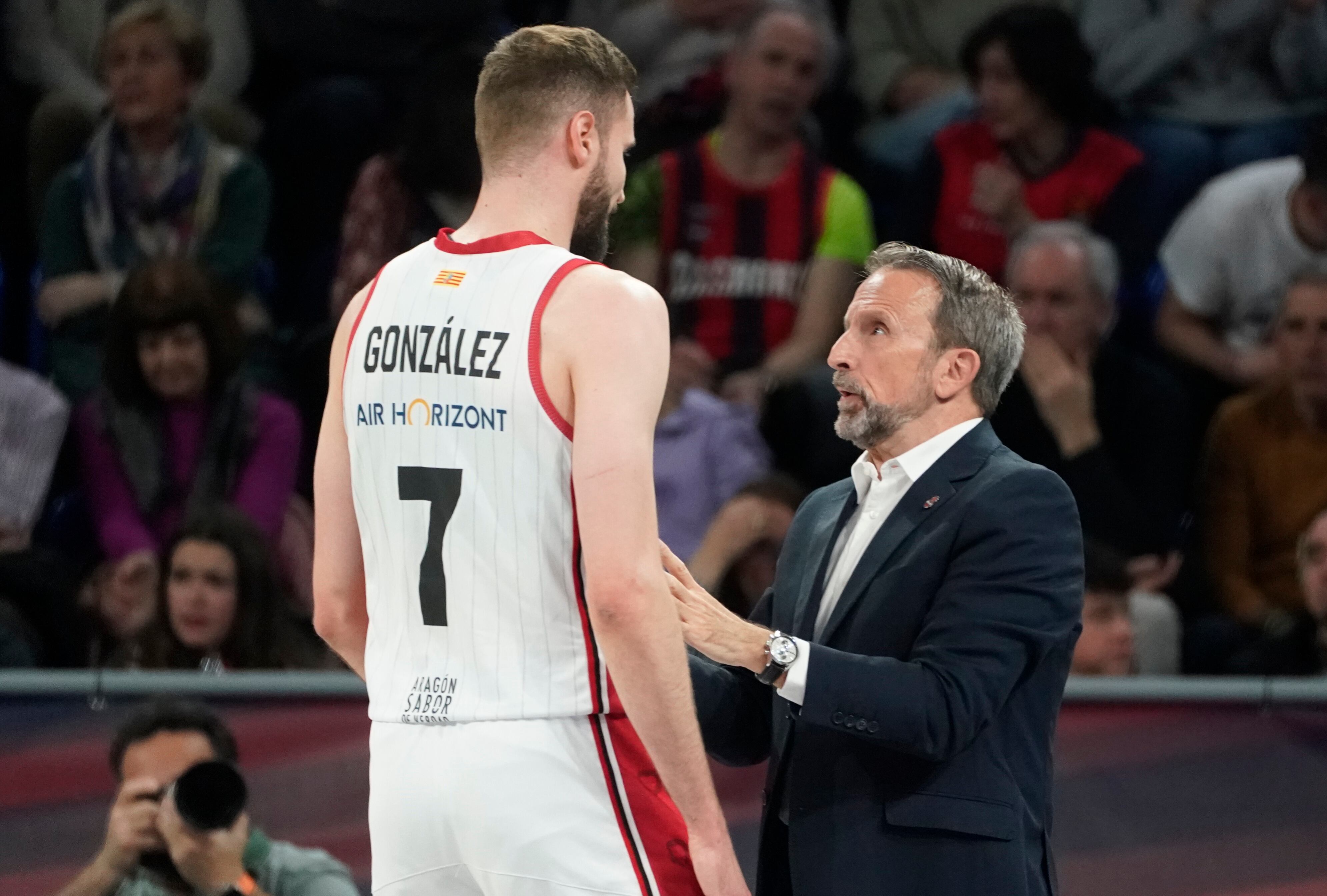 El entrenador del Casademont habla con Miguel González durante un momento del partido. EFE / Lino González.