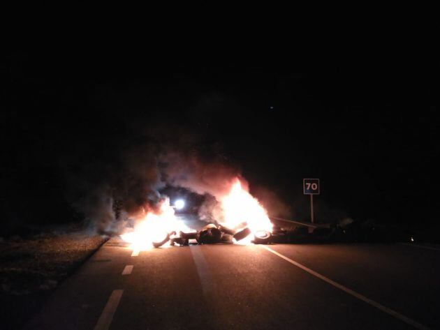 Los mineros han cortado la carretera A-1402 con la quema de neumáticos