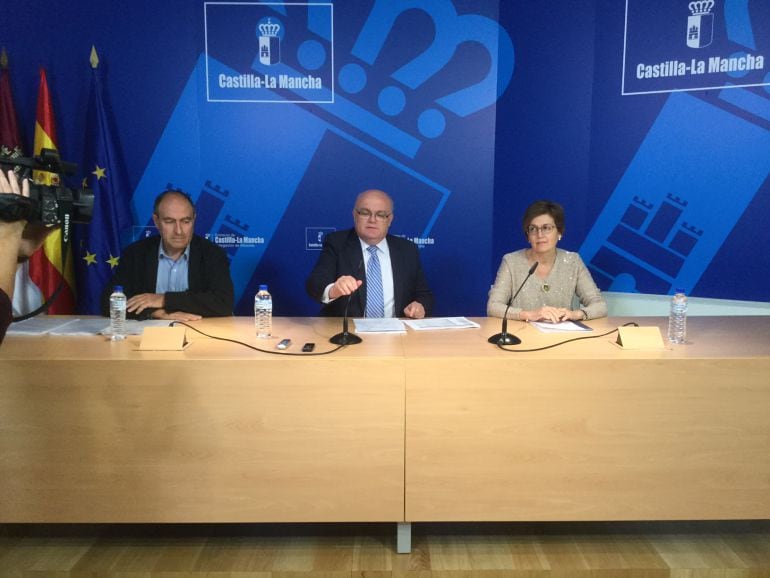 Rueda de prensa ofrecida por el delegado de la Junta, Pedro Antonio Ruiz Santos acompañado de los directores provinciales de Sanidad, Blanca Hernández y, Economía, Empleo y Empresa, Nicolás Merino.