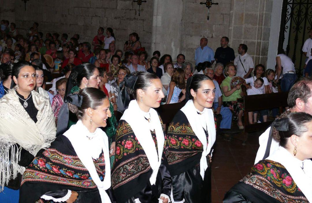 Grupos folklóricos en la Catedral durante el desfile ante el Altar, de la Patrona de Ciudad Real, la Virgen del Prado