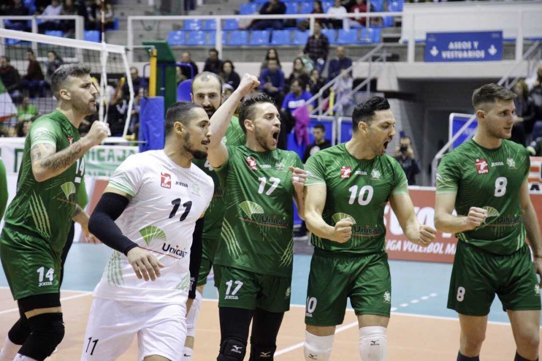 Los jugadores de Unicaja celebrando la victoria.