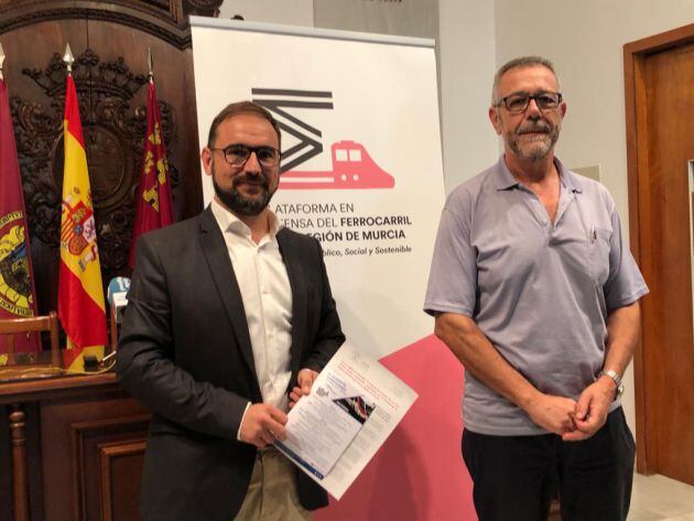 El alcalde de Lorca, Diego José Mateos, junto a Antonio del Campo, coordinador de las jornadas sobre el ferrocarril