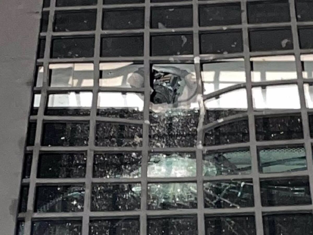 La Línea vive la tercera noche de disturbios con un impacto de fuego real a un furgón policial