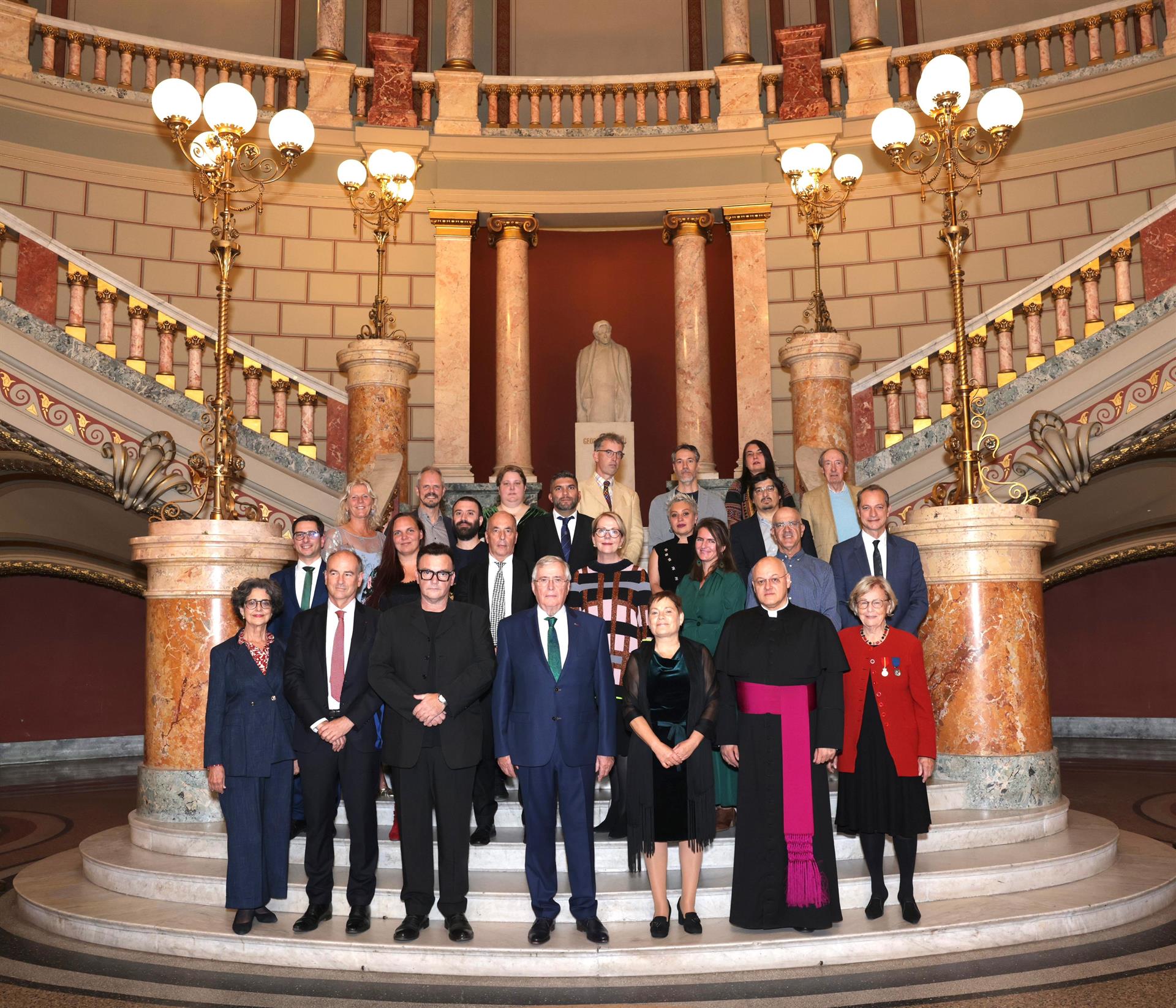 Los galardonados con los premios Europa Nostra 2024, entre ellos el equipo técnico del proyecto de restauración de los Pozos de la Nieve, en las escalinatas del Romanian Atheneum de Bucarest, en Rumanía