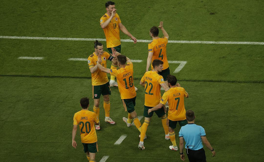 Los jugadores galeses celebran el gol de Ramsey