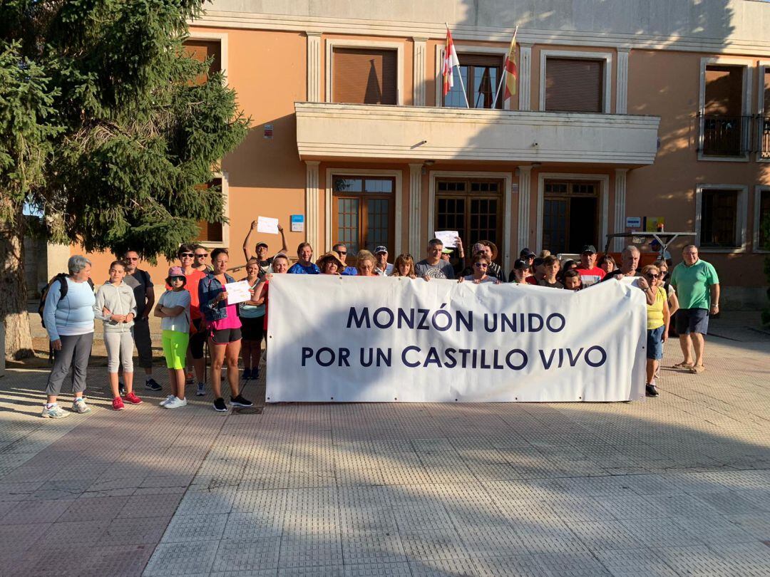 Salida de algunos de los integrantes de la marcha desde la propia localidad con el alcalde de Monzón de Campos (Palencia) al frente