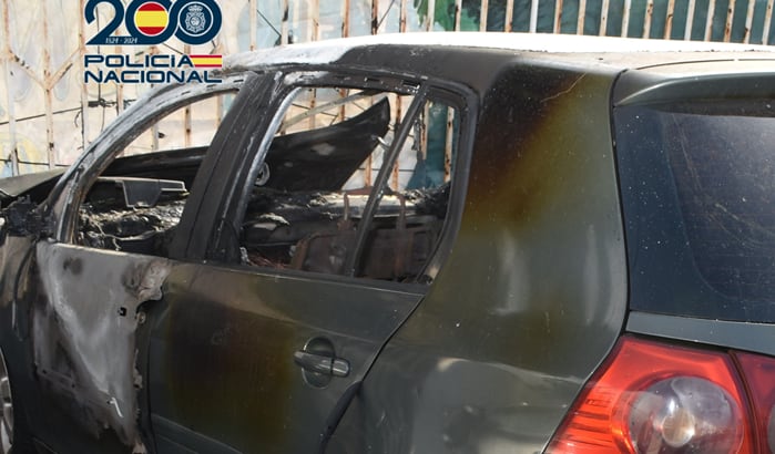 Vehículo quemado en Algeciras