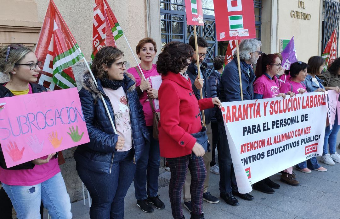 Asistentes a la protesta que ha tenido lugar a las puertas de la delegación de la Junta en Jaén.