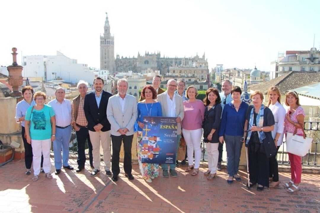 La delegada municipal de Participación Ciudadana, Adela Castaño, junto a algunos de los participantes en el X Encuentro de Casas Regionales y Provinciales de Sevilla