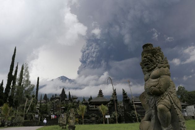 Imagen del Templo Besakih, en Bali con el Monte Agung de fondo