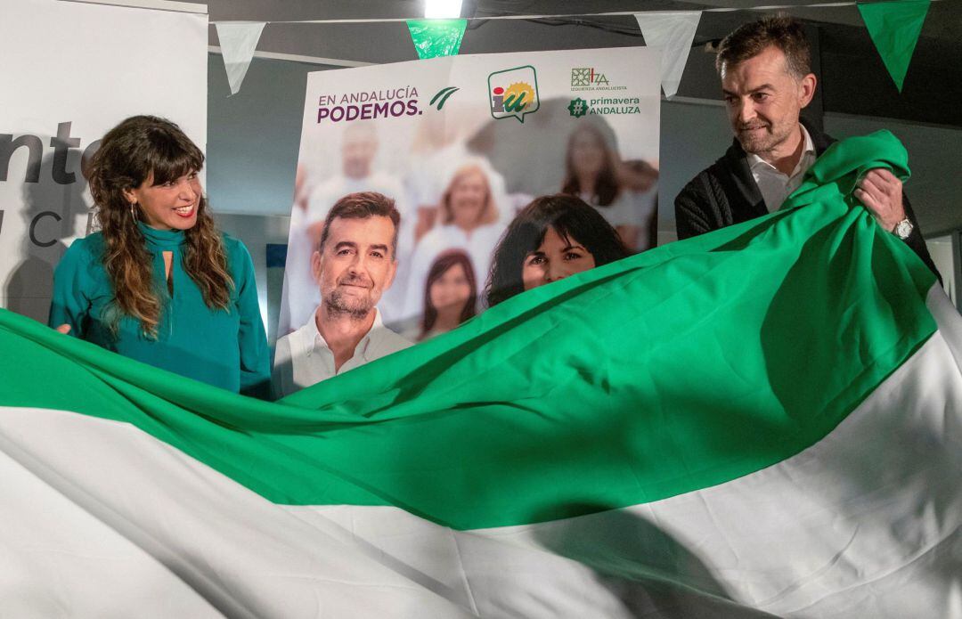 Los candidatos de Adelante Andalucía a la presidencia y vicepresidencia de la Junta de Andalucía, Teresa Rodríguez (i) y Antonio Maíllo (d), respectivamente, durante el acto de inicio de campaña de las elecciones andaluzas del 2 de diciembre que se celebr