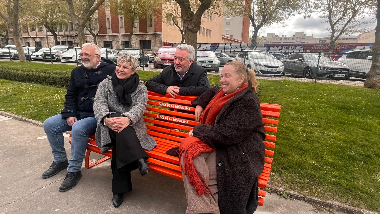 La alcaldesa de Burgos presenta los bancos de la sociabilidad repartidos por distintos puntos de la ciudad
