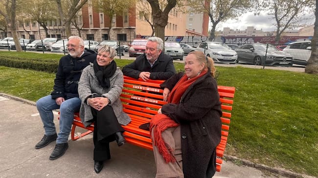 La alcaldesa de Burgos presenta los bancos de la sociabilidad repartidos por distintos puntos de la ciudad