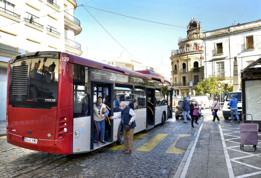 Los autobuses en la parada de plaza Esteve