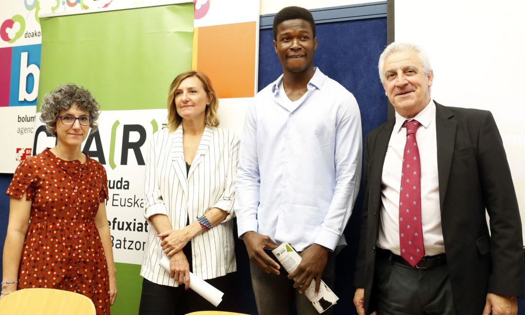 El presidente de CEAR Eskadi, Javier Galparsoro, (d) el nigeriano Reward (2d) Patricia Bárcena, (2i) y Elena Valverde (i) ambas de CEAR Euskadi, este martes, donde la Comisión Española de Ayuda al Refugiado (CEAR) ha presentado el informe anual sobre &quot;Las personas refugiadas en España y Europa&quot;, y ha dado los datos de asilo en Euskadi.