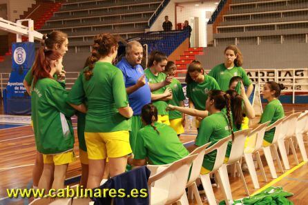 Eusebio Castillo da órdenes a las jugadoras durante un encuentro